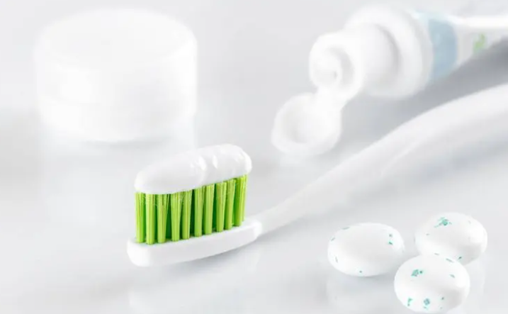 为什么牙膏里面要含氟？